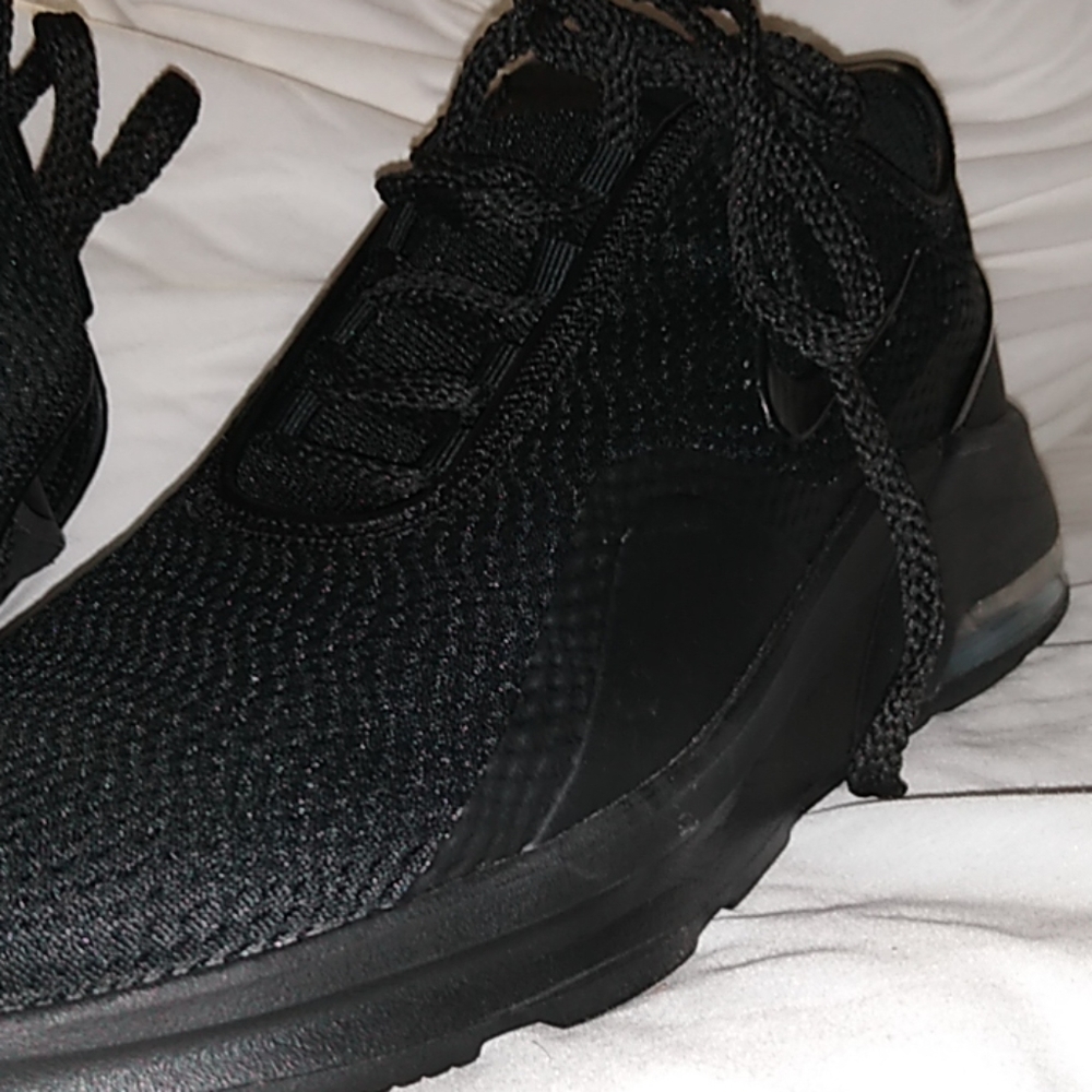 Mike air Max motion 2 brand new still in box